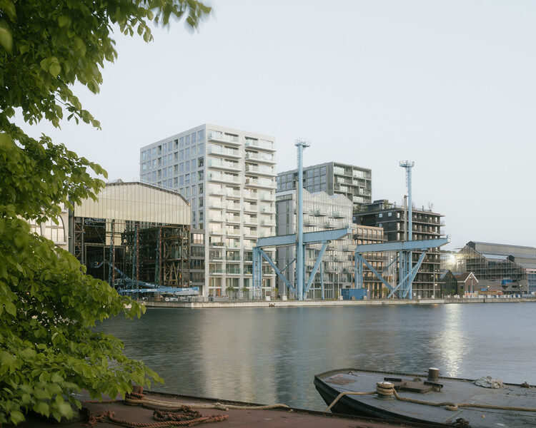 Draaier op Oostenburg Apartments / Офис BETA для архитектуры и города - Экстерьерная фотография, Набережная, Городской пейзаж