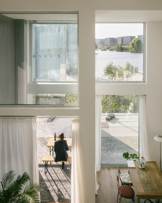 Draaier op Oostenburg Apartments / Офис BETA для архитектуры и города - Фотография интерьера, окна, стол, стул