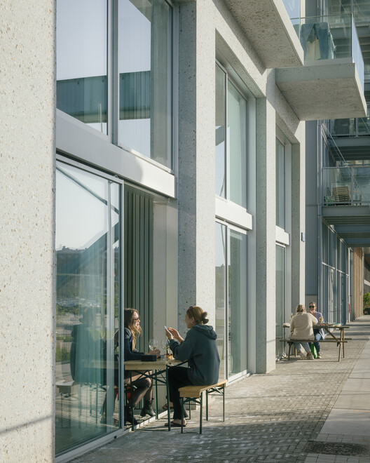 Draaier op Oostenburg Apartments / Офис BETA для архитектуры и города - Фотография интерьера, окна, фасад, стул