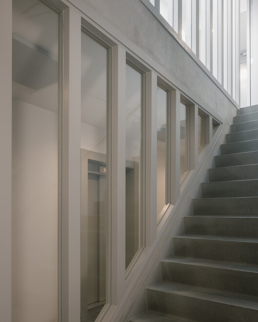 Draaier op Oostenburg Apartments / Офис BETA для архитектуры и города - Фотография интерьера, лестница, окна, перила