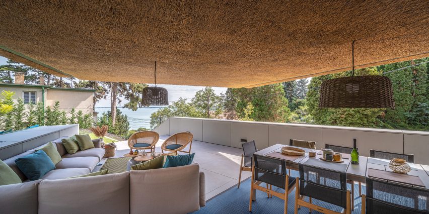Консольный дом для отдыха с соломенной крышей RAPA Architects в Венгрии