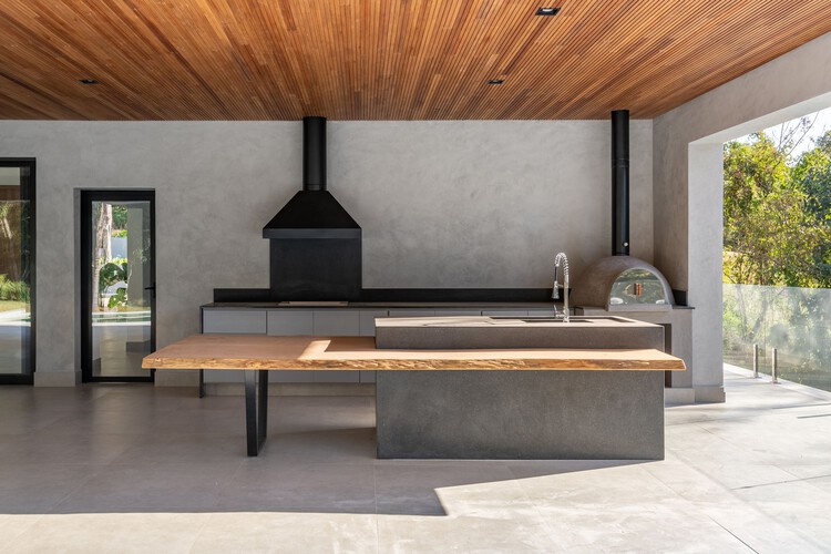 Mata House / Tayane Vasconcelos - Фотография интерьера, кухня, стол, балка