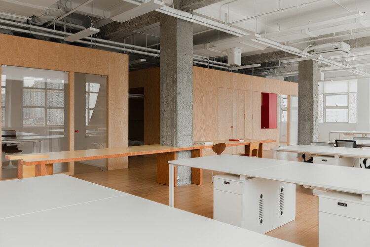 Таги.Офис / Woodo Studio - Фотография интерьера, кухня, стол, стул, окна, балка