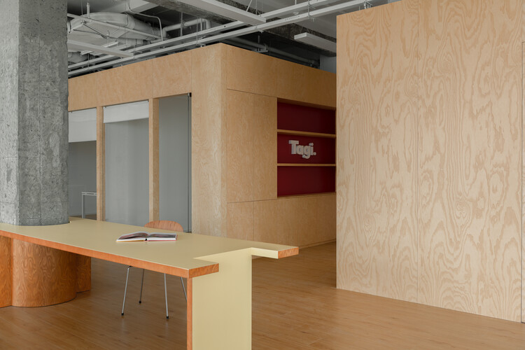 Таги.Офис / Woodo Studio - Фотография интерьера, кухня, стол, балка