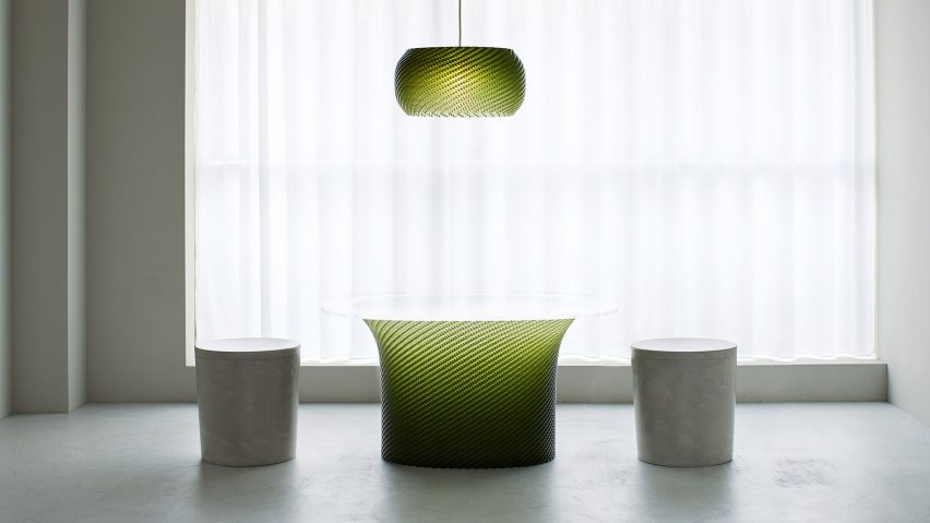 Зеленый стол и подвесной абажур в Designart Tokyo
