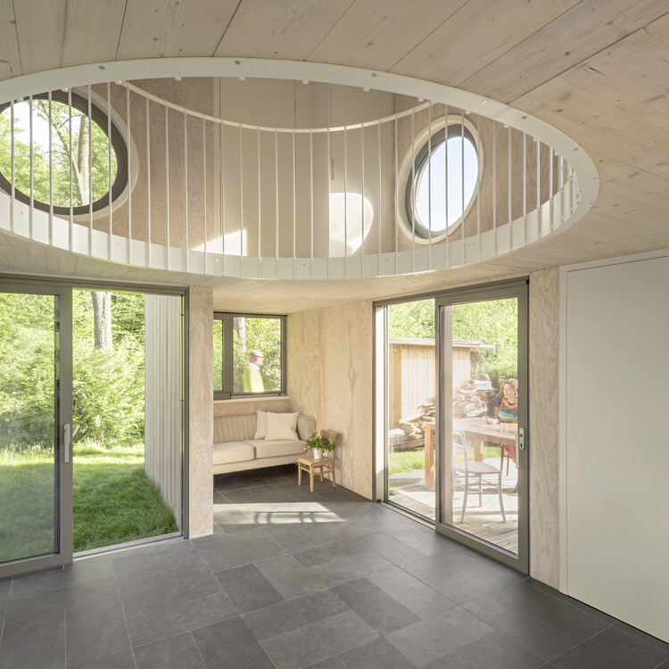 Вилла Minimale / Clemens Kirsch Architektur - Фотография интерьера, окна, стол, стул, балка