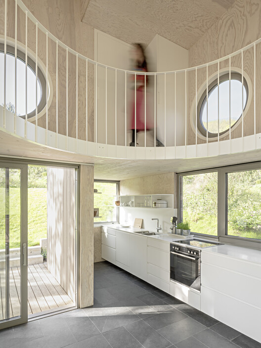 Вилла Minimale / Clemens Kirsch Architektur - Фотография интерьера, кухня, столешница, окна, фасад, стекло, балка, перила