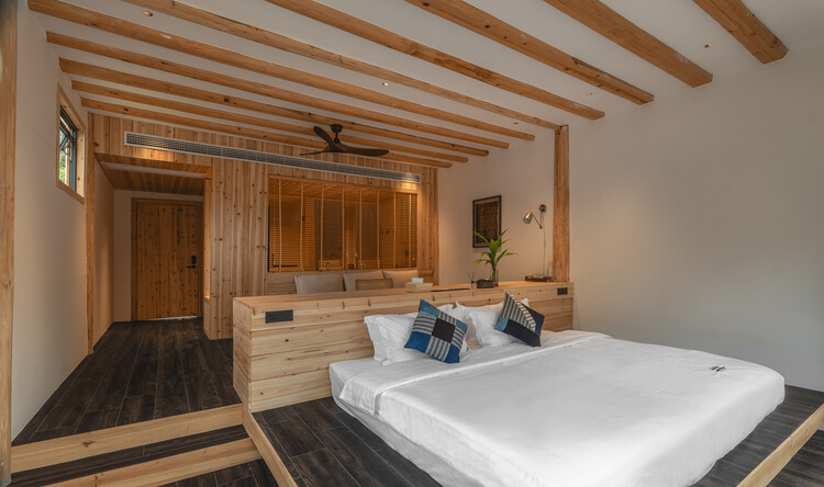 The Well House on Terrance / ATLAS STUDIO - Фотография интерьера, спальня, кровать, балка