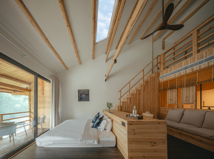 The Well House on Terrance / ATLAS STUDIO - Фотография интерьера, спальня, балка, окна
