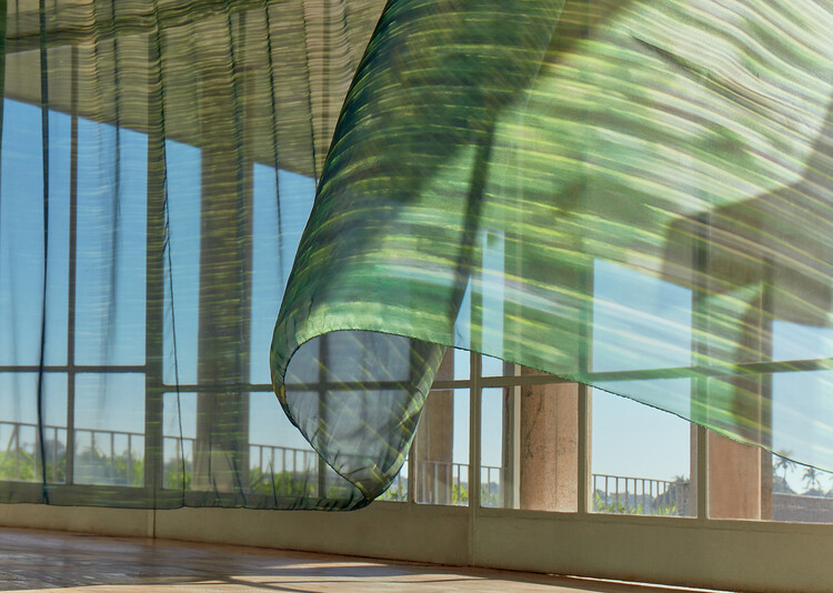 Современный мираж: инсталляция Пола Клеменса преображает архитектуру Пампульи — изображение 20 из 23