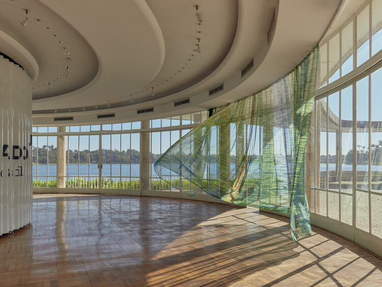 Современный мираж: инсталляция Пола Клеменса преображает архитектуру Пампульи — изображение 15 из 23