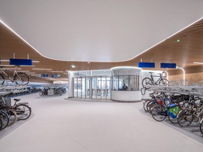 Внутренний вид велопарковки IJboulevard от VenhoevenCS Architecture + Urbanism