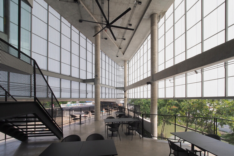 Ресторан и офисы Craft Estate / ASWA (Архитектурная студия работ - Aholic) - Фотография интерьера, стол, стул, окна