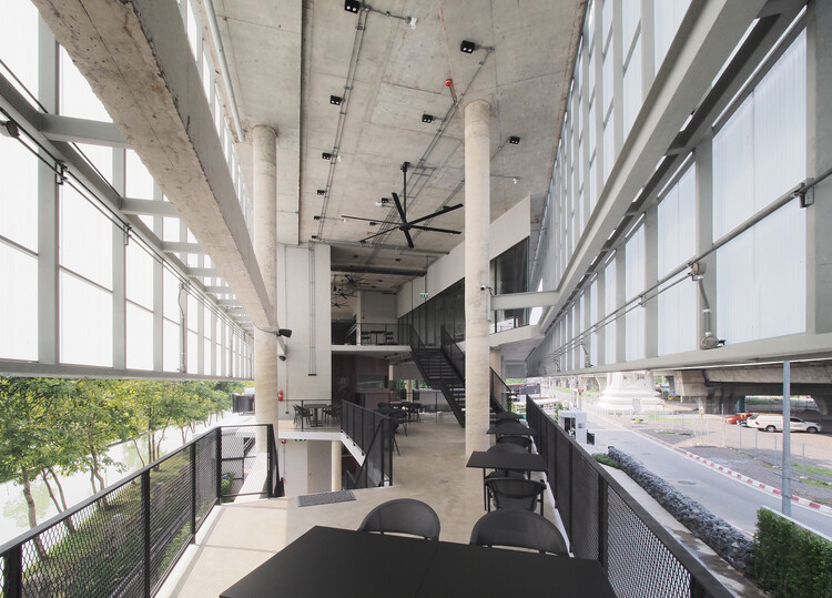 Ресторан и офисы Craft Estate / ASWA (Архитектурная мастерская - Aholic) - Фотография интерьера, стул, стекло, окна