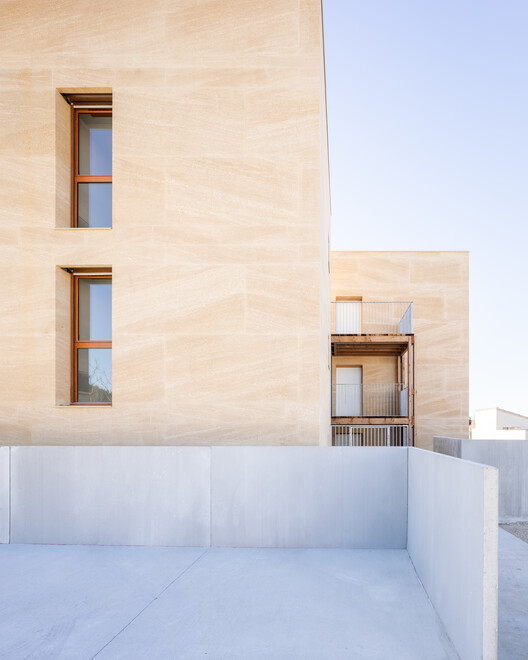 8 квартир социального жилья / Atelier Régis Roudil Architectes - Фотография интерьера, кухня, окна, фасад