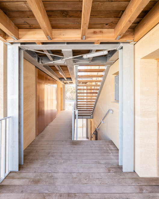8 единиц социального жилья / Atelier Régis Roudil Architectes - Фотография интерьера, балка, колонна