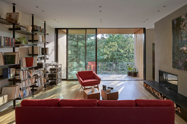 Дом на дереве / dSPACE Studio — Фотография интерьера, гостиная, стеллаж, стул