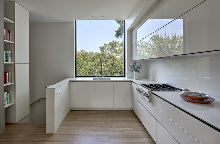 Treehouse / dSPACE Studio — Фотография интерьера, кухня, окна, стеллажи, столешница, раковина