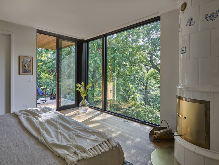 Домик на дереве / dSPACE Studio — Фотография интерьера, спальня, окна, кровать