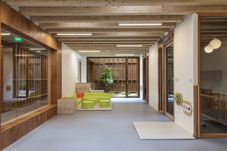 Детский сад и библиотека игрушек / a+samueldelmas Architects - Фотография интерьера, балка
