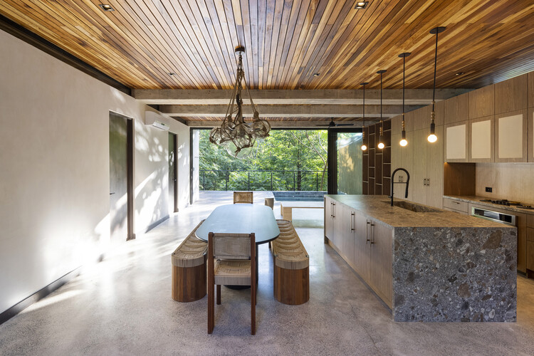 Jungla House / FAMM Arquitectura - Фотография интерьера, кухня, стул, балка