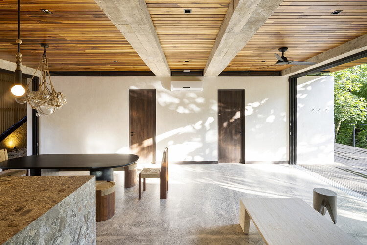 Jungla House / FAMM Arquitectura - Фотография интерьера, кухня, окна, балка, столешница