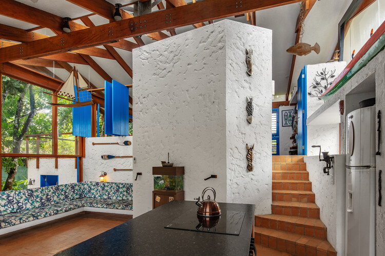 Дом Ренцо / Obra Arquitetos - Фотография интерьера, лестница, окна, балка