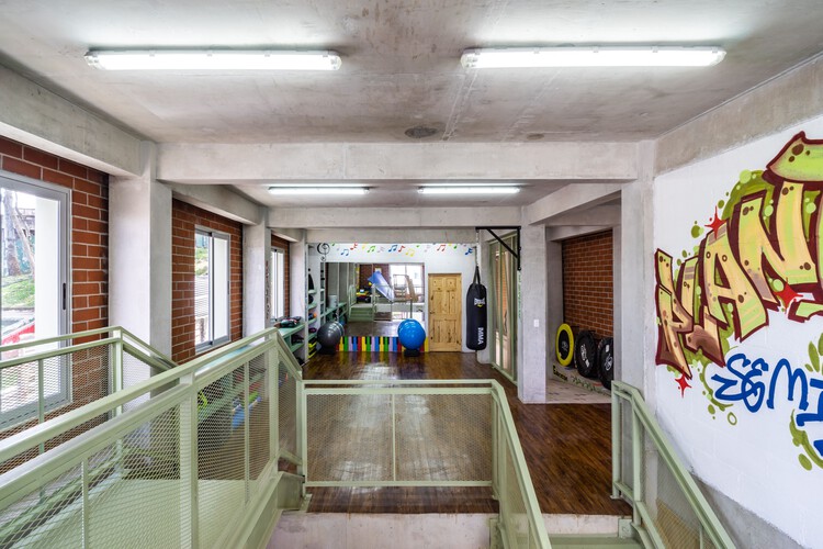 Общественный центр Плантандо Семильяс / Taller ACÁ - Фотография интерьера, перила