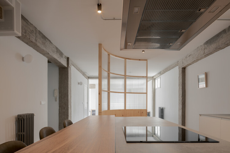 Дом Андреса Муруайса / NAN Arquitectos - Фотография интерьера, кухня, стол, стул, окна