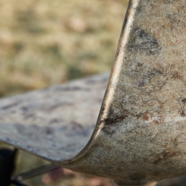 Solidwool создает кресло из овечьей шерсти, похожее на стекловолокно
