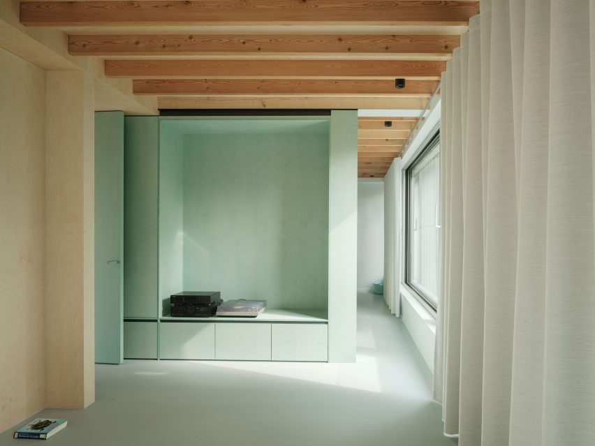 Мятно-зеленый встроенный шкаф в доме от ISM Architecten