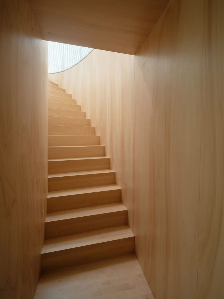 Деревянная лестница в доме BEEV от ISM Architecten