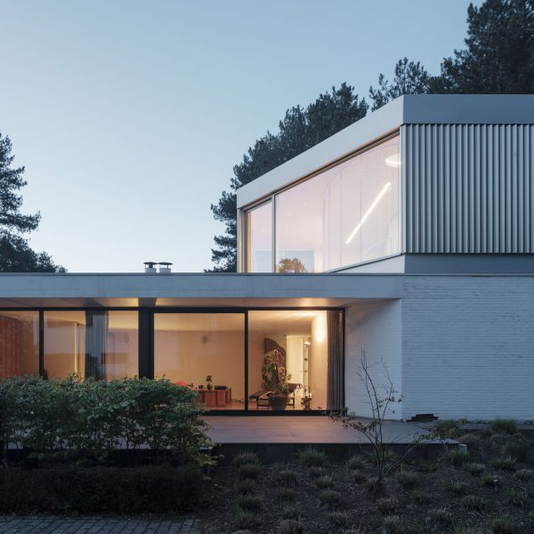 ISM Architecten расширяет модернистский дом BEEV объемом крыши