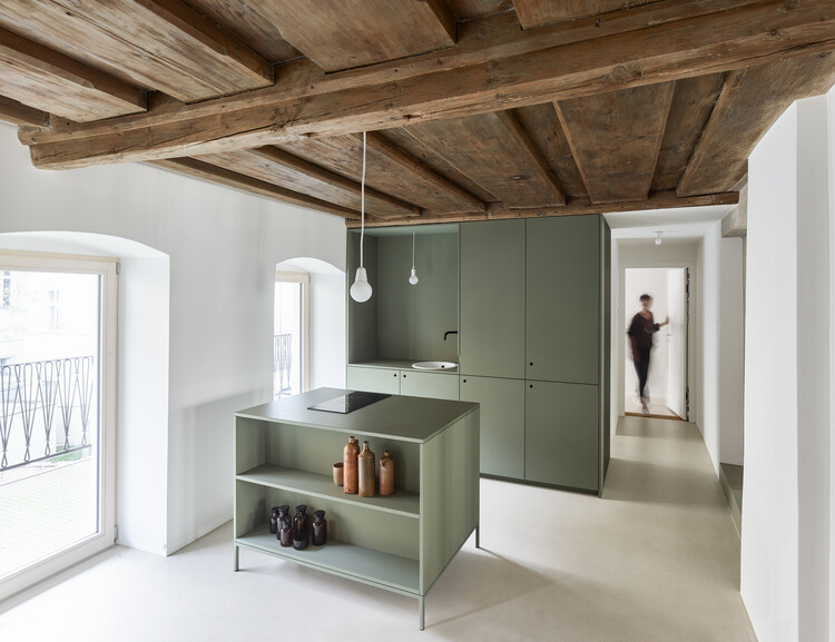 Таунхаус в Линце / mia2/Architektur - Фотография интерьера, кухня, балки, окна
