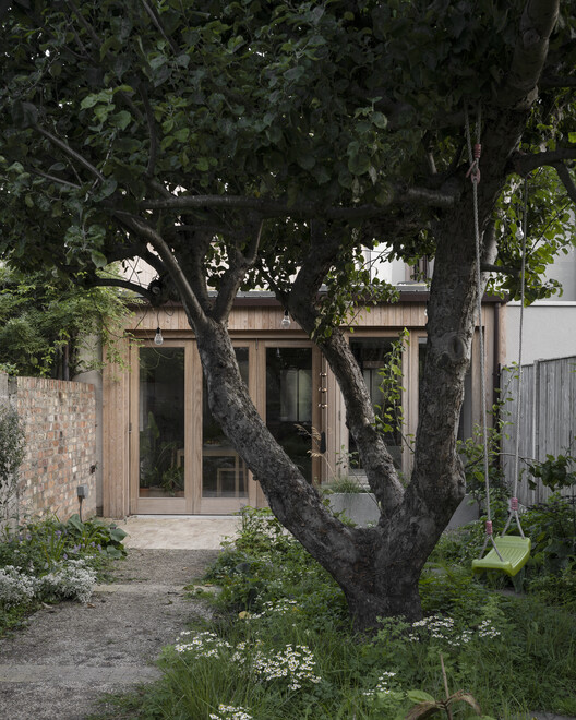Терраса из яблони / Scullion Architects - Экстерьерная фотография, окна, сад