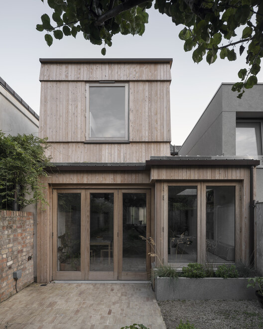 Терраса из яблони / Scullion Architects - Экстерьерная фотография, фасад, окна