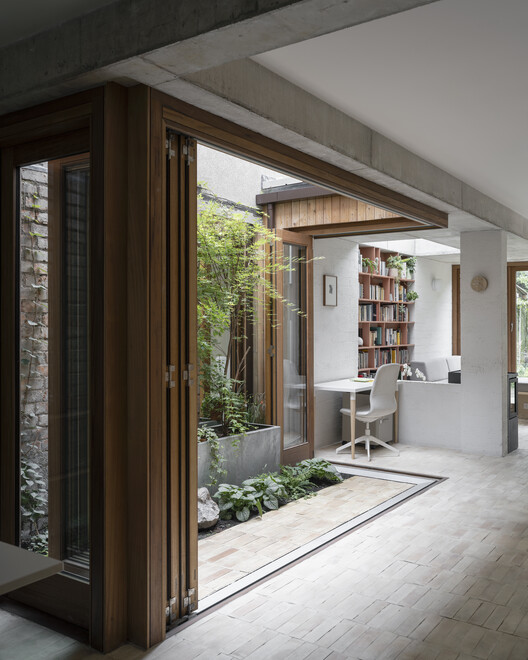Терраса из яблони / Scullion Architects - Фотография интерьера, балка