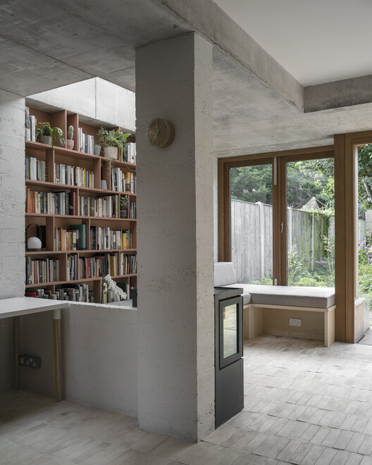 Терраса из яблони / Scullion Architects — фотография интерьера, шкаф, стеллажи, окна, дерево, балка