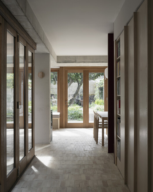 Терраса из яблони / Scullion Architects — фотография интерьера, дверь, окна, стул, балка