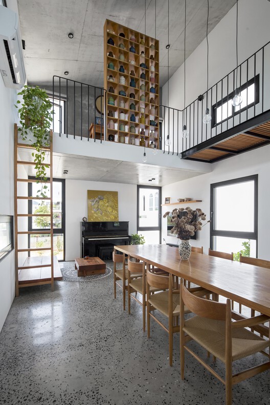PsA House / PsA Architecture - Фотография интерьера, кухня, стол, балка, стул