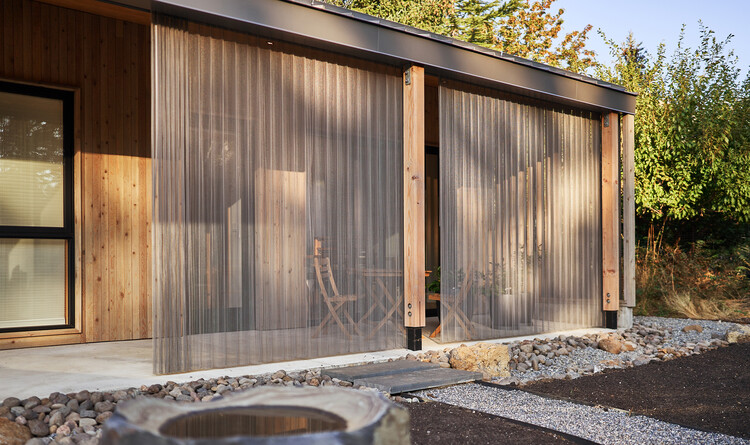 Резиденция White Salmon / Архитектор Michael Flowers - Фотография экстерьера, окна, фасад, балка