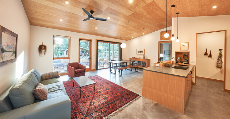 Резиденция White Salmon / Архитектор Michael Flowers - Фотография интерьера, стул, балка