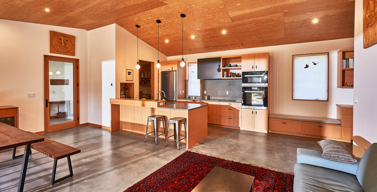 Резиденция White Salmon / Архитектор Michael Flowers - Фотография интерьера, кухня, столешница, стул