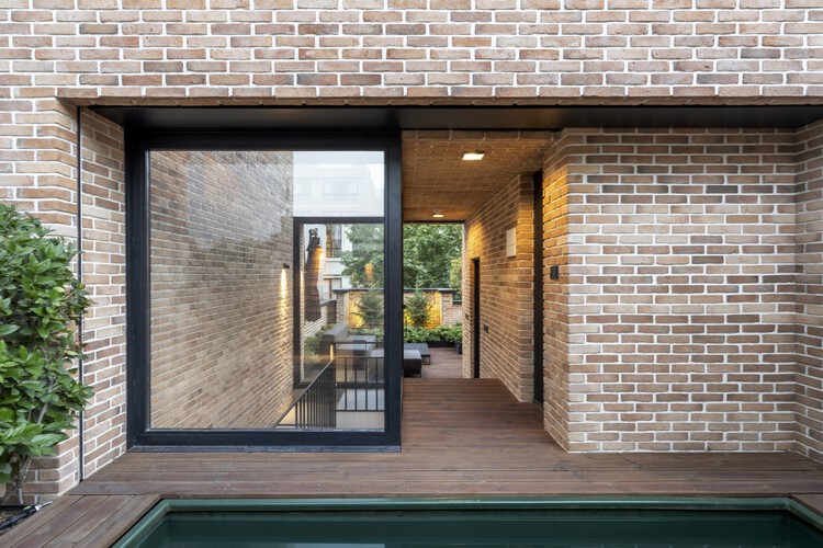 Дом Ханны / Навид Насроллахзаде - Фотография интерьера, дверь, кирпич, окна, фасад