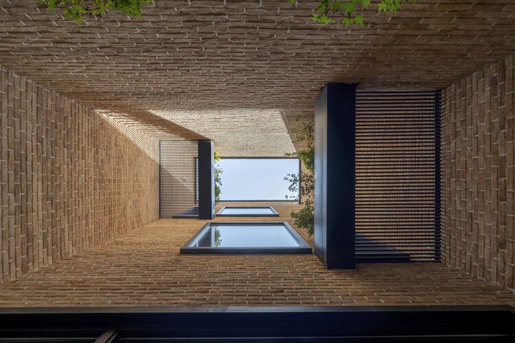 Дом Ханны / Навид Насроллахзаде - Фотография экстерьера, стол, фасад, окна