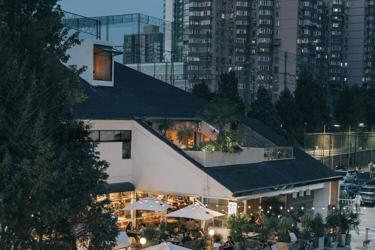 The Bond от бара и ресторана Hide&seek / DAGA Architects — фотография экстерьера, окон, городского пейзажа