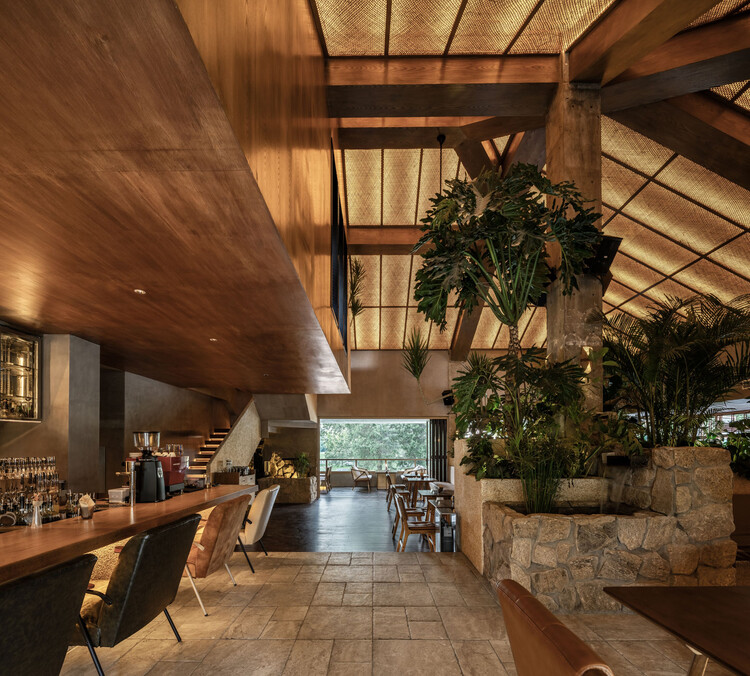 The Bond от Hide&Seek Bar & Restaurant / DAGA Architects — Фотография интерьера, освещение, балка, стул