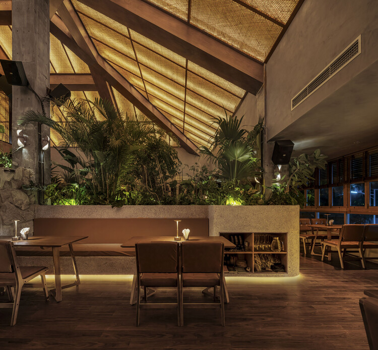 The Bond от Hide&seek Bar & Restaurant / DAGA Architects — Фотография интерьера, стол, стул