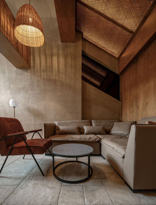 The Bond от Hide&Seek Bar & Restaurant / DAGA Architects — Фотография интерьера, гостиная, балка