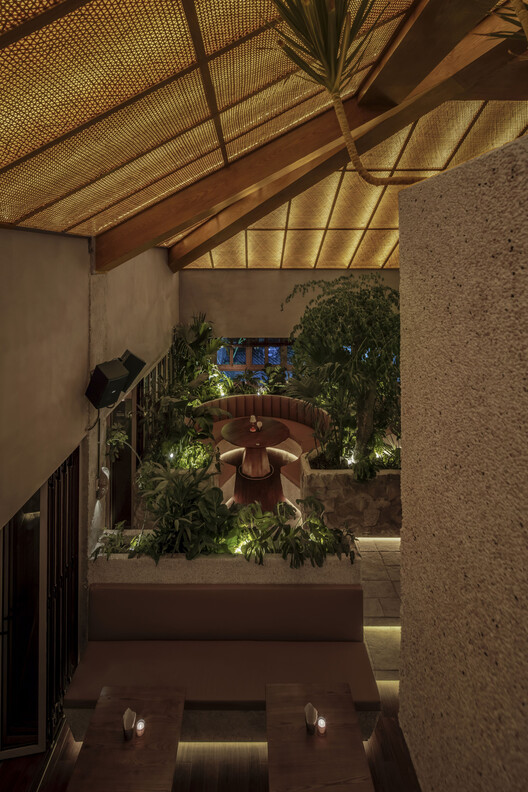 The Bond от Hide&seek Bar & Restaurant / DAGA Architects — Фотография интерьера, балка